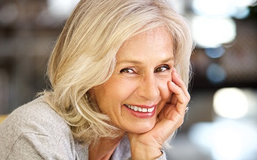 Visage d'une femme souriante agée d'une cinquantaine d'années